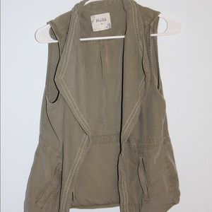 Army green cargo vest.